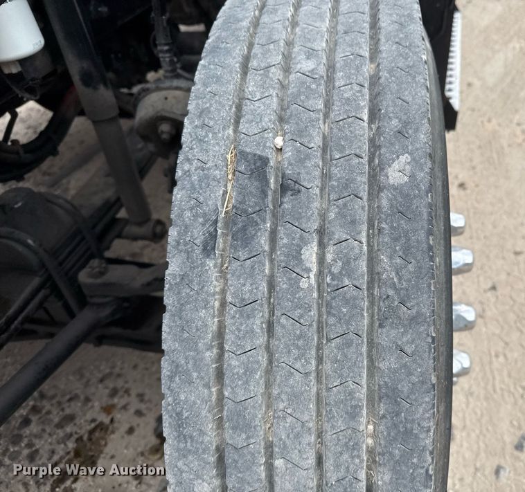 image for item EJ3299 2013 Kenworth box truck