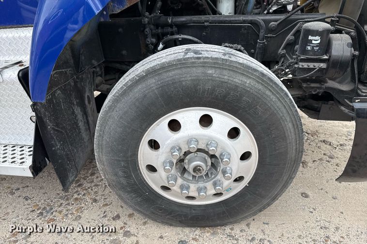 image for item EJ3299 2013 Kenworth box truck