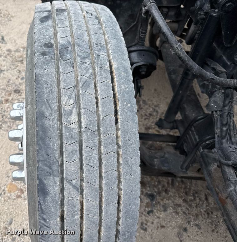 image for item EJ3299 2013 Kenworth box truck