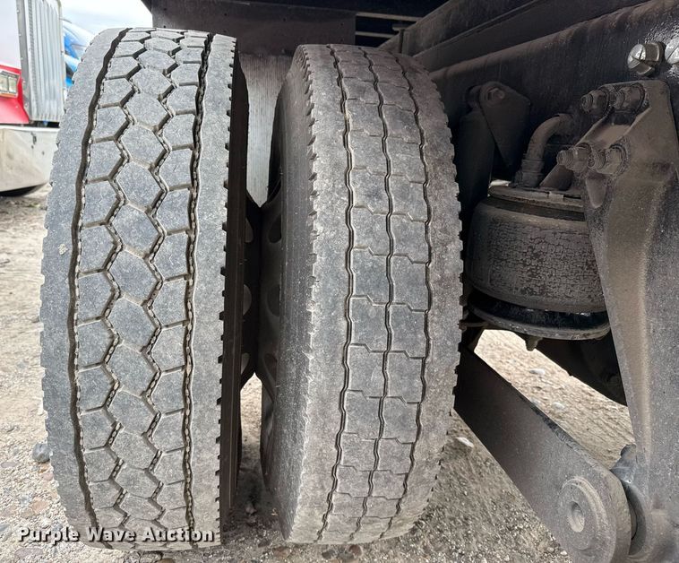 image for item EJ3299 2013 Kenworth box truck