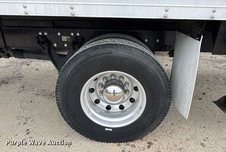 image for item EJ3299 2013 Kenworth box truck