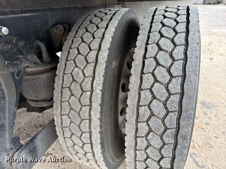 image for item EJ3299 2013 Kenworth box truck