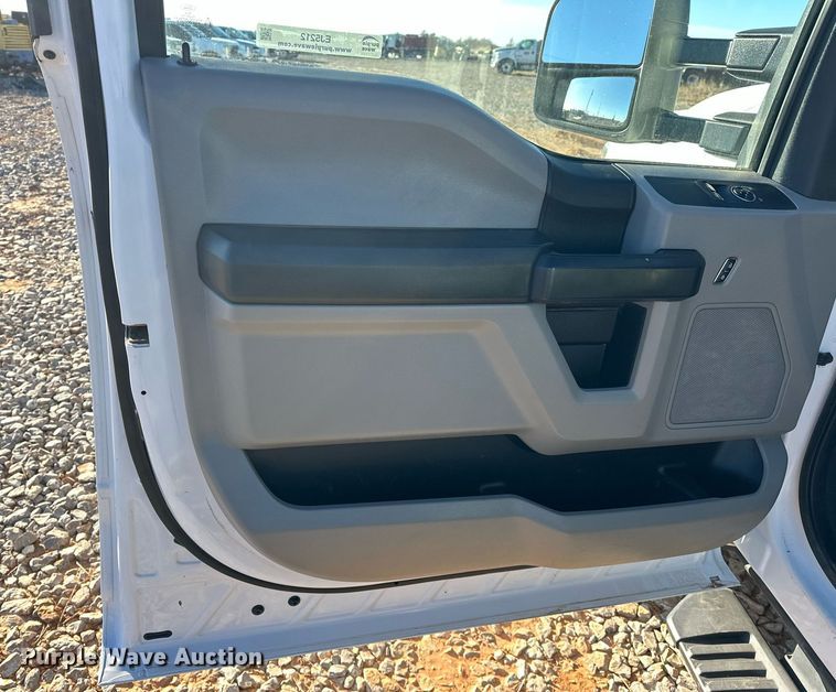 image for item EJ5212 2019 Ford F350 Super Duty flatbed pickup truck