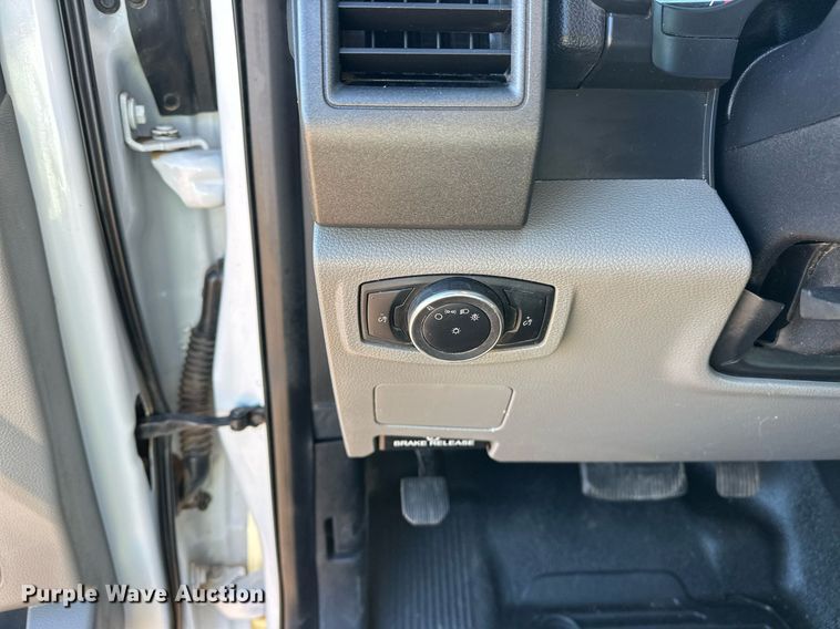 image for item EJ5212 2019 Ford F350 Super Duty flatbed pickup truck