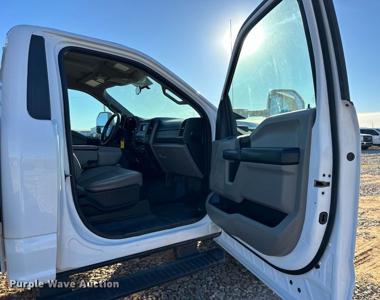 image for item EJ5212 2019 Ford F350 Super Duty flatbed pickup truck