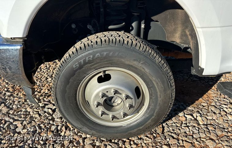 image for item EJ5212 2019 Ford F350 Super Duty flatbed pickup truck