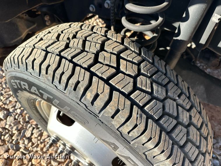 image for item EJ5212 2019 Ford F350 Super Duty flatbed pickup truck