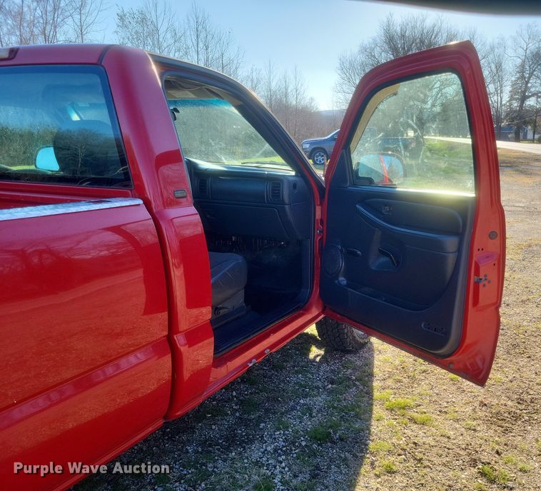 image for item EJ8131 2002 Chevrolet  Silverado 1500 pickup truck