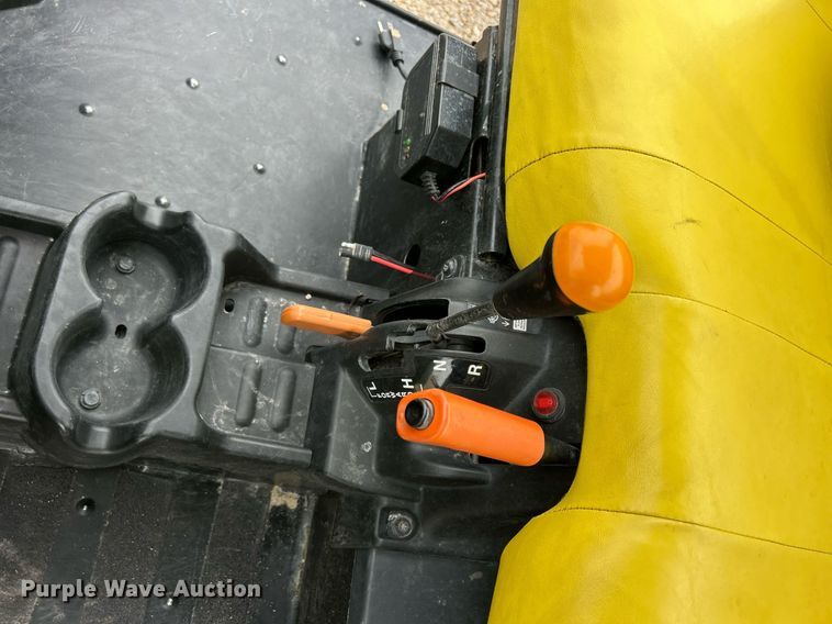 image for item EJ8143 2014 John Deere  Gator 825 utility vehicle