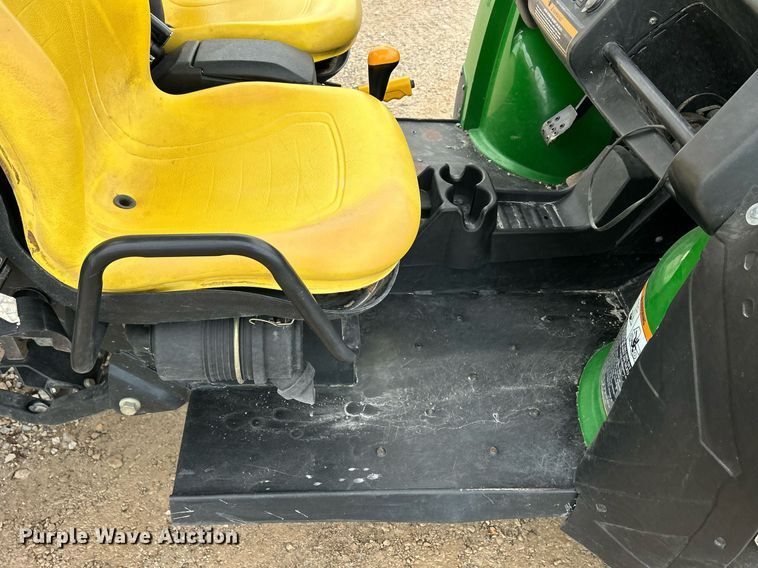 image for item EJ8144 2011 John Deere Gator 625i utility vehicle