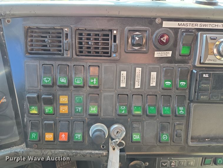 image for item EQ3690 1999 Vanhool coach bus