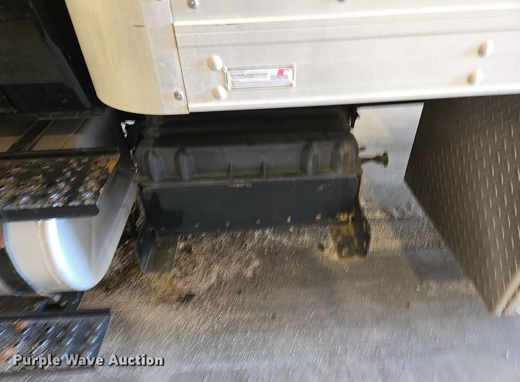 image for item EQ3785 2007 International  4200 delivery truck