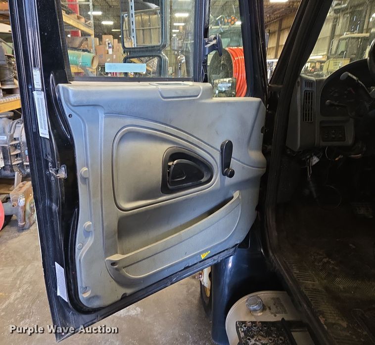 image for item EQ3785 2007 International  4200 delivery truck