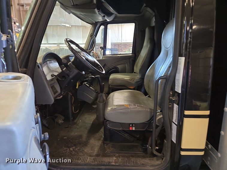 image for item EQ3785 2007 International  4200 delivery truck