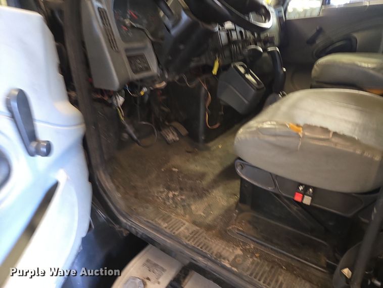 image for item EQ3785 2007 International  4200 delivery truck