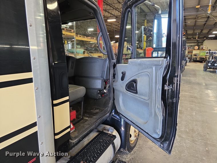 image for item EQ3785 2007 International  4200 delivery truck