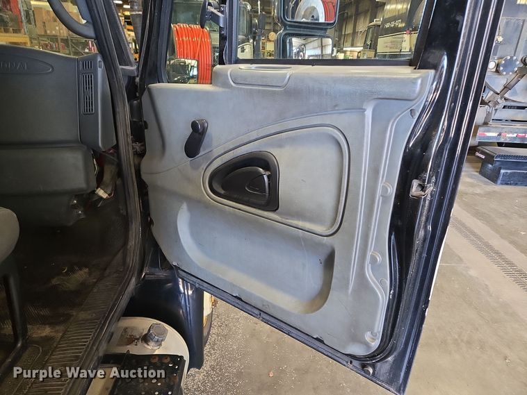 image for item EQ3785 2007 International  4200 delivery truck