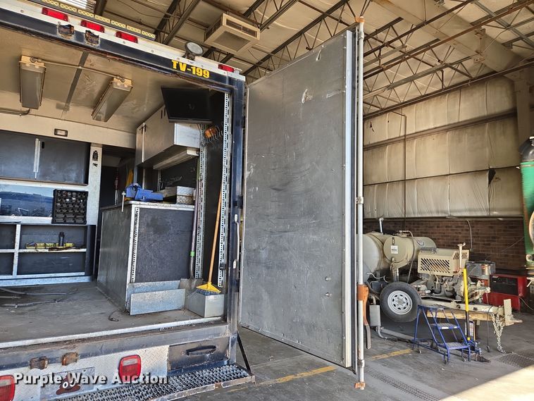 image for item EQ3785 2007 International  4200 delivery truck