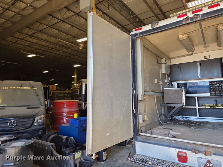 image for item EQ3785 2007 International  4200 delivery truck