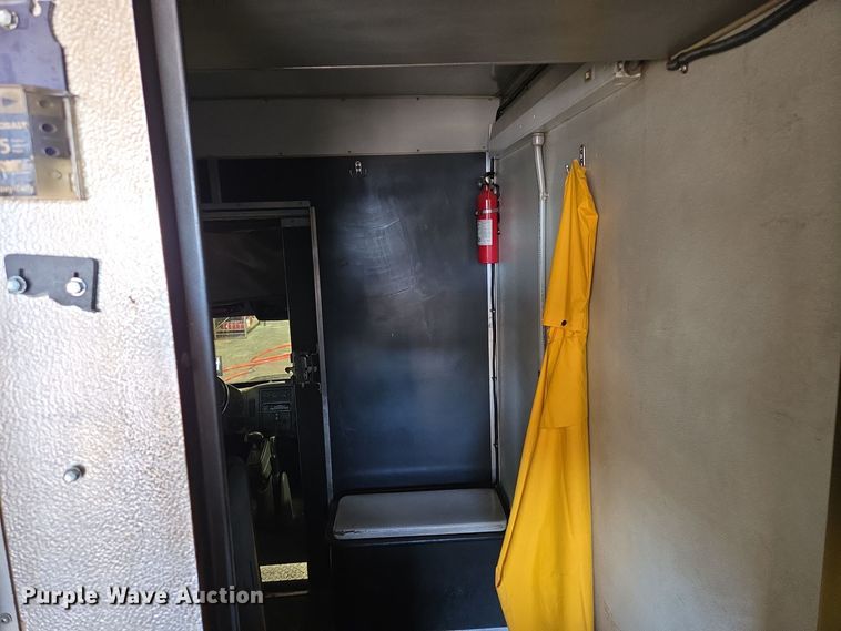 image for item EQ3785 2007 International  4200 delivery truck