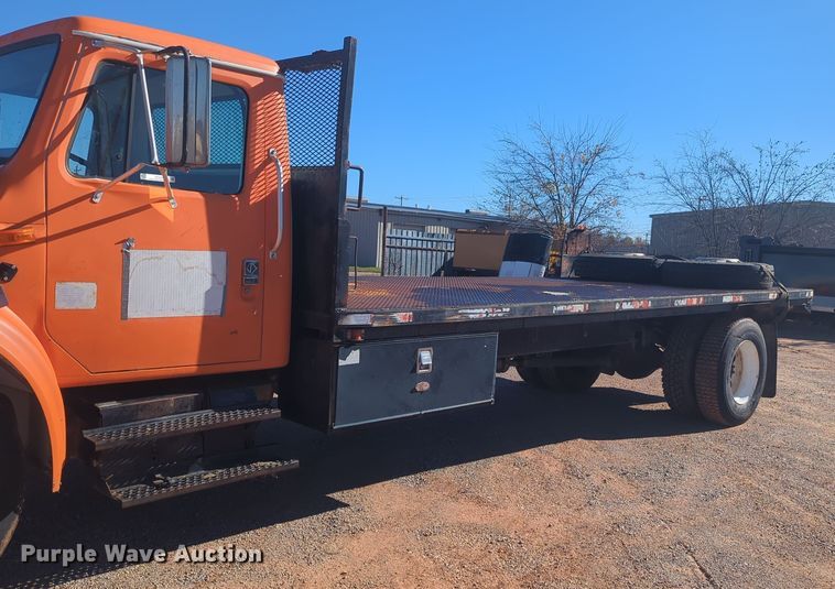 image for item ER4555 2000 International 4700 flatbed truck