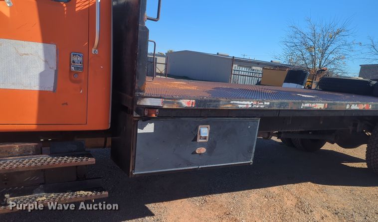 image for item ER4555 2000 International 4700 flatbed truck