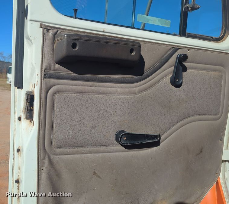 image for item ER4555 2000 International 4700 flatbed truck
