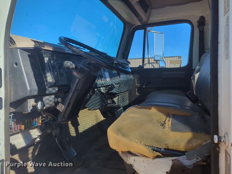 image for item ER4555 2000 International 4700 flatbed truck