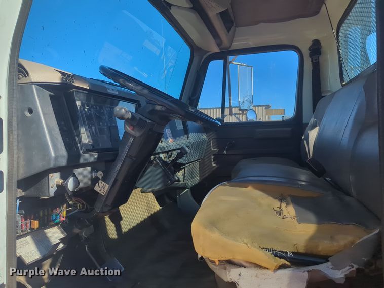 image for item ER4555 2000 International 4700 flatbed truck
