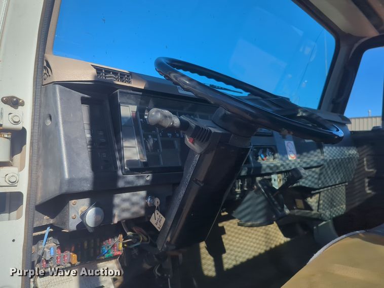 image for item ER4555 2000 International 4700 flatbed truck