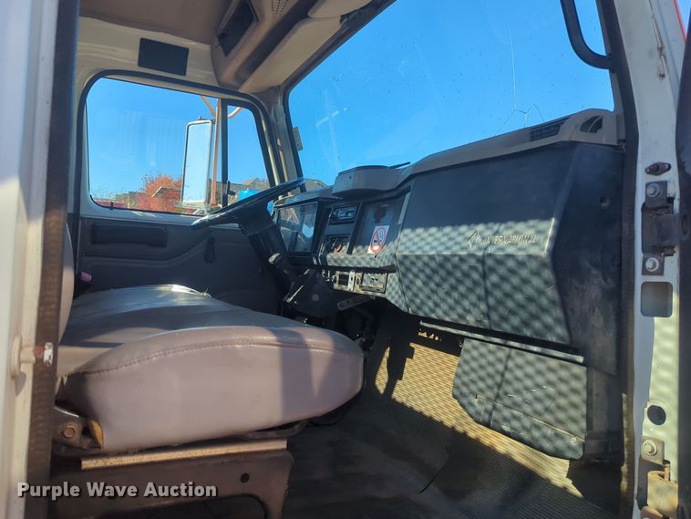 image for item ER4555 2000 International 4700 flatbed truck