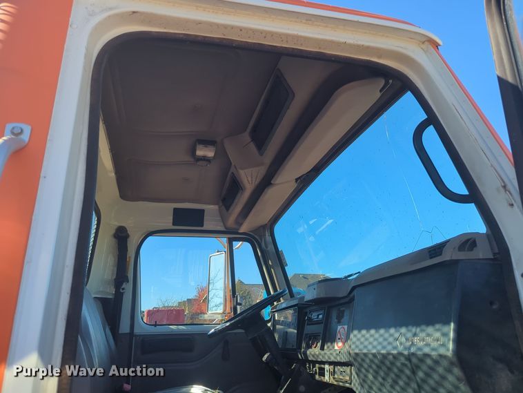 image for item ER4555 2000 International 4700 flatbed truck