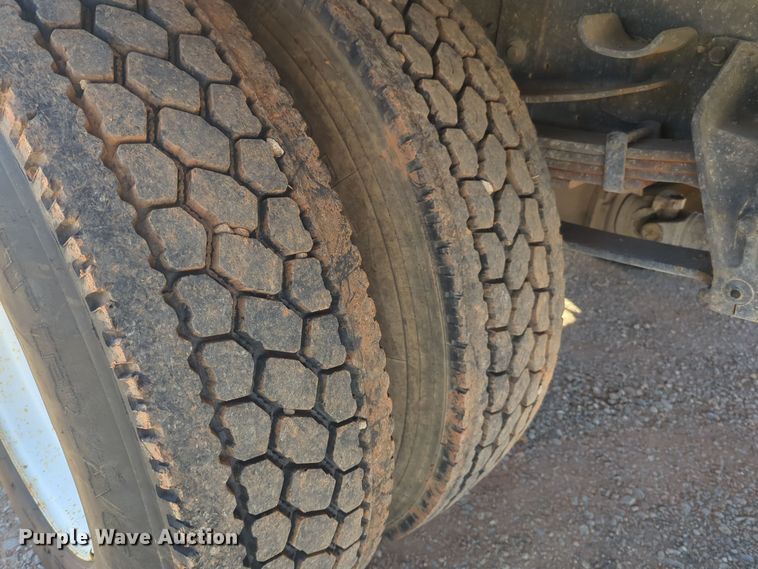 image for item ER4555 2000 International 4700 flatbed truck