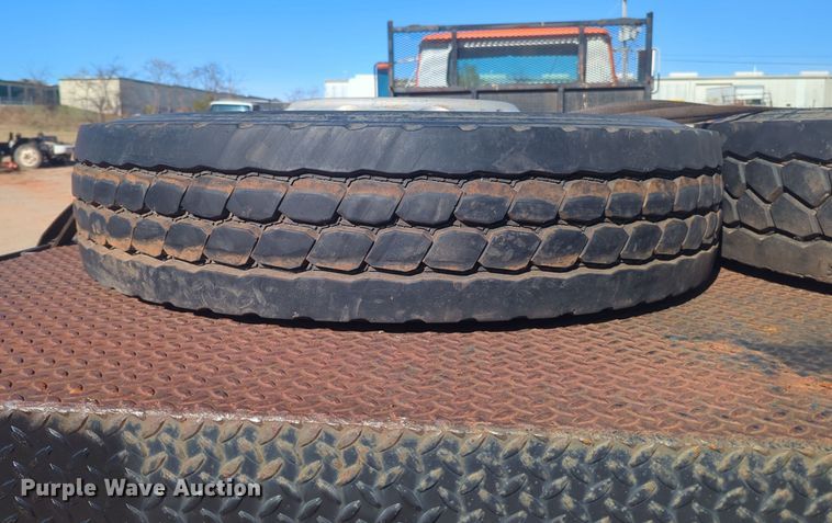 image for item ER4555 2000 International 4700 flatbed truck