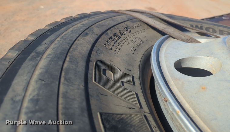 image for item ER4555 2000 International 4700 flatbed truck