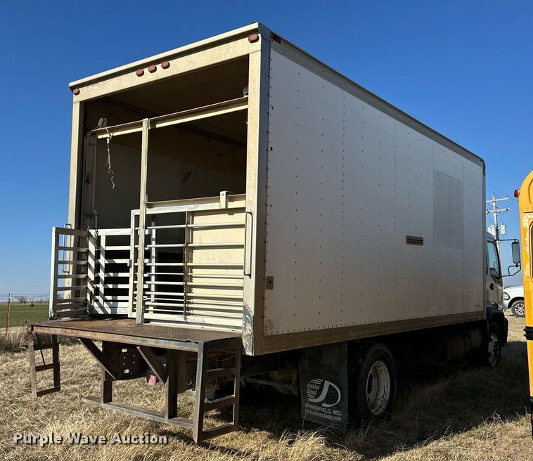 image for item ER8401 1999 Isuzu FTR box truck