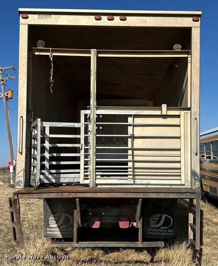 image for item ER8401 1999 Isuzu FTR box truck