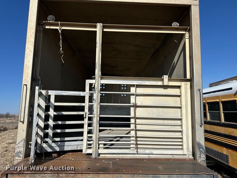 image for item ER8401 1999 Isuzu FTR box truck