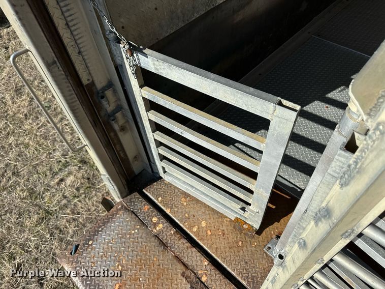 image for item ER8401 1999 Isuzu FTR box truck