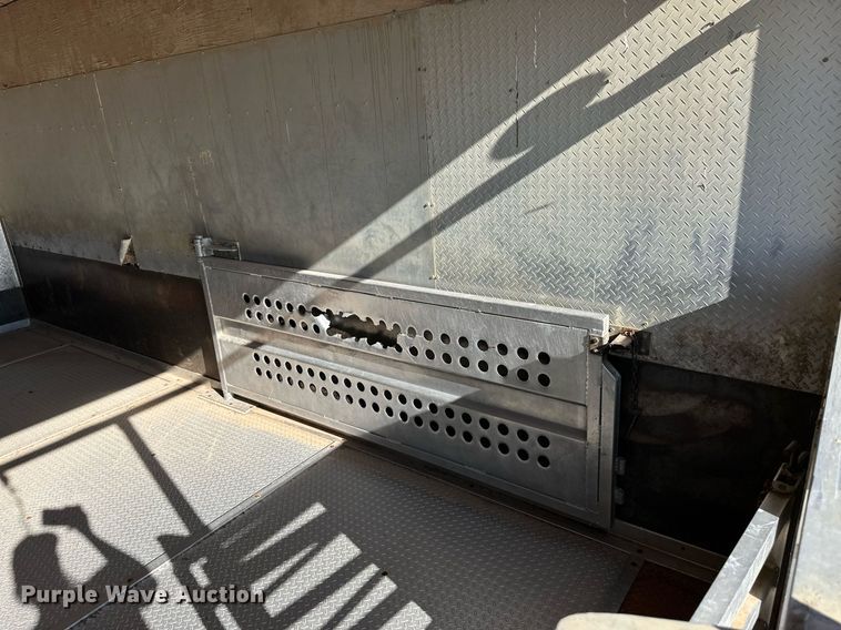 image for item ER8401 1999 Isuzu FTR box truck