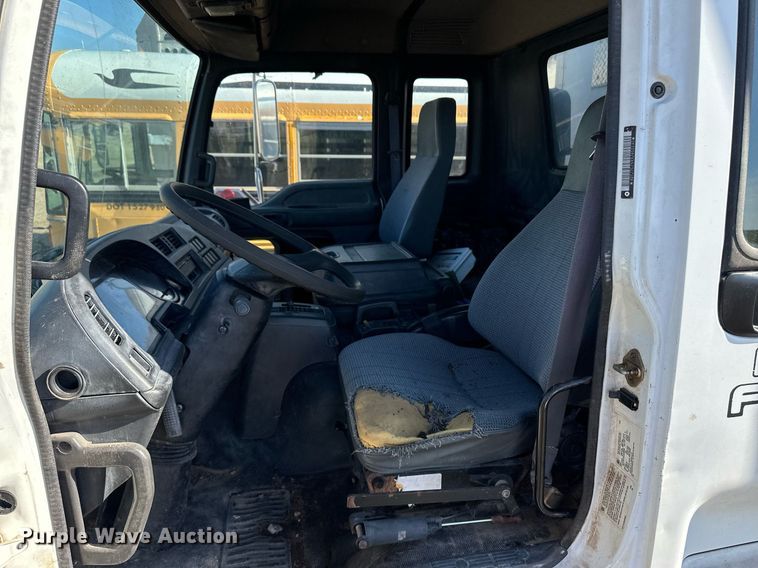 image for item ER8401 1999 Isuzu FTR box truck