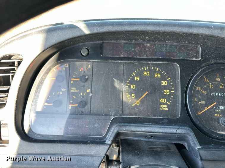 image for item ER8401 1999 Isuzu FTR box truck