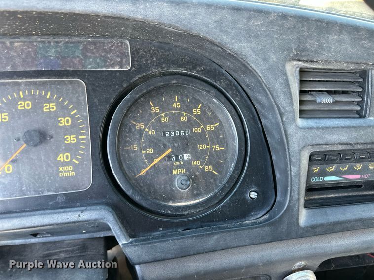 image for item ER8401 1999 Isuzu FTR box truck