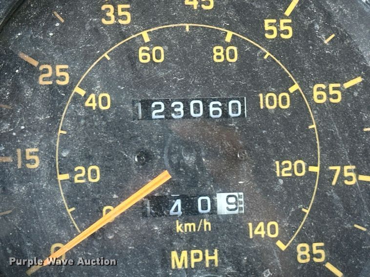 image for item ER8401 1999 Isuzu FTR box truck