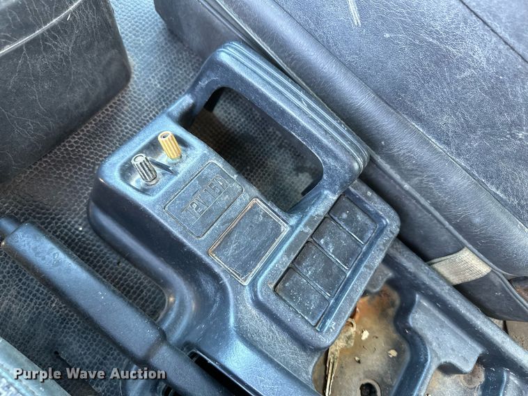 image for item ER8401 1999 Isuzu FTR box truck