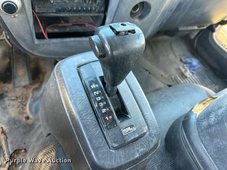 image for item ER8401 1999 Isuzu FTR box truck