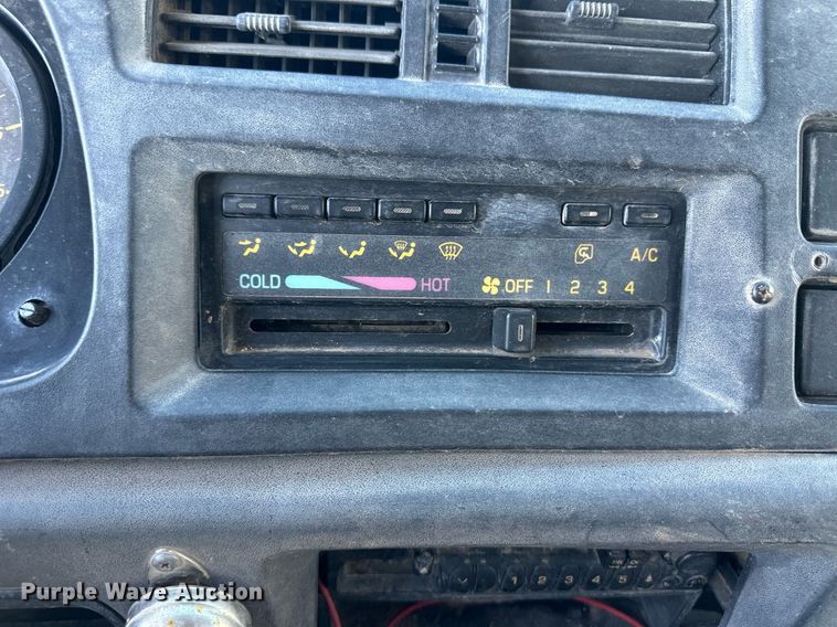 image for item ER8401 1999 Isuzu FTR box truck