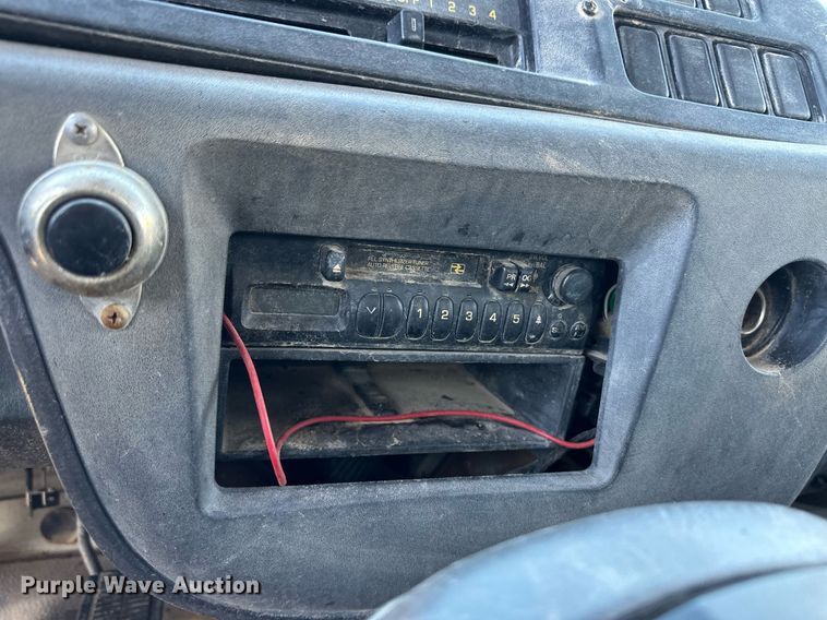 image for item ER8401 1999 Isuzu FTR box truck