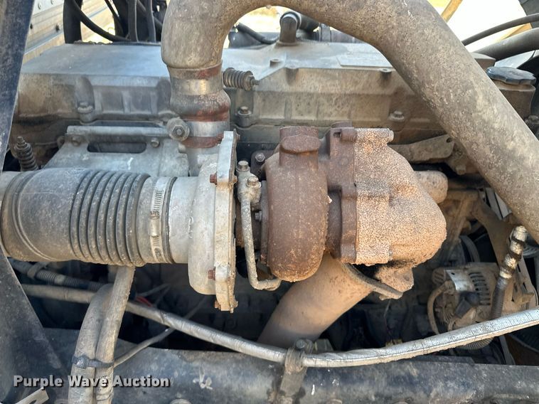 image for item ER8401 1999 Isuzu FTR box truck