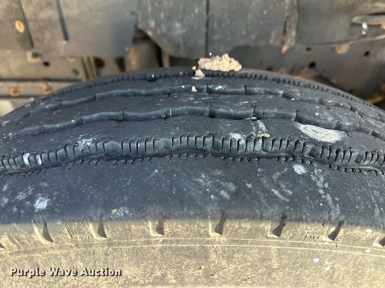 image for item ER8401 1999 Isuzu FTR box truck